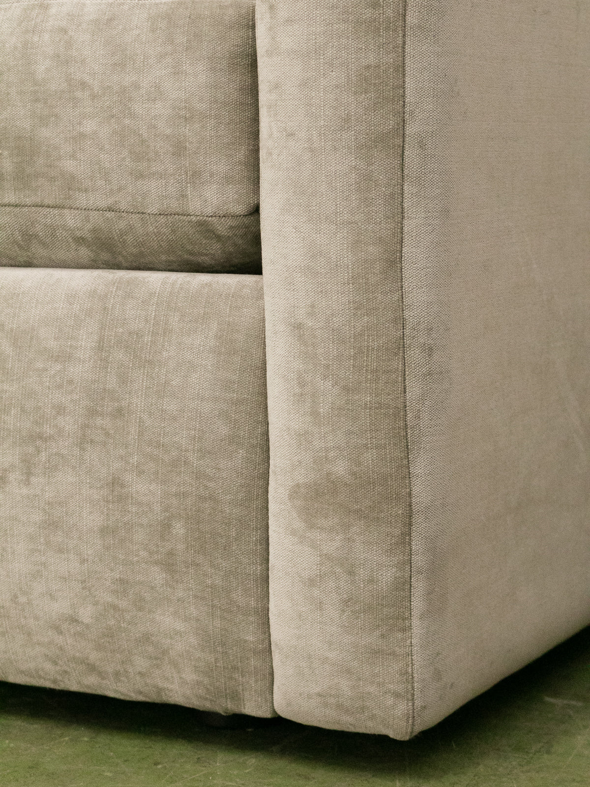 Hauser Sectional Sofa in Bianca Willow