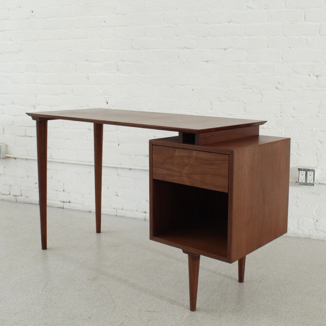Sunbeam Exclusive Montgomery Desk