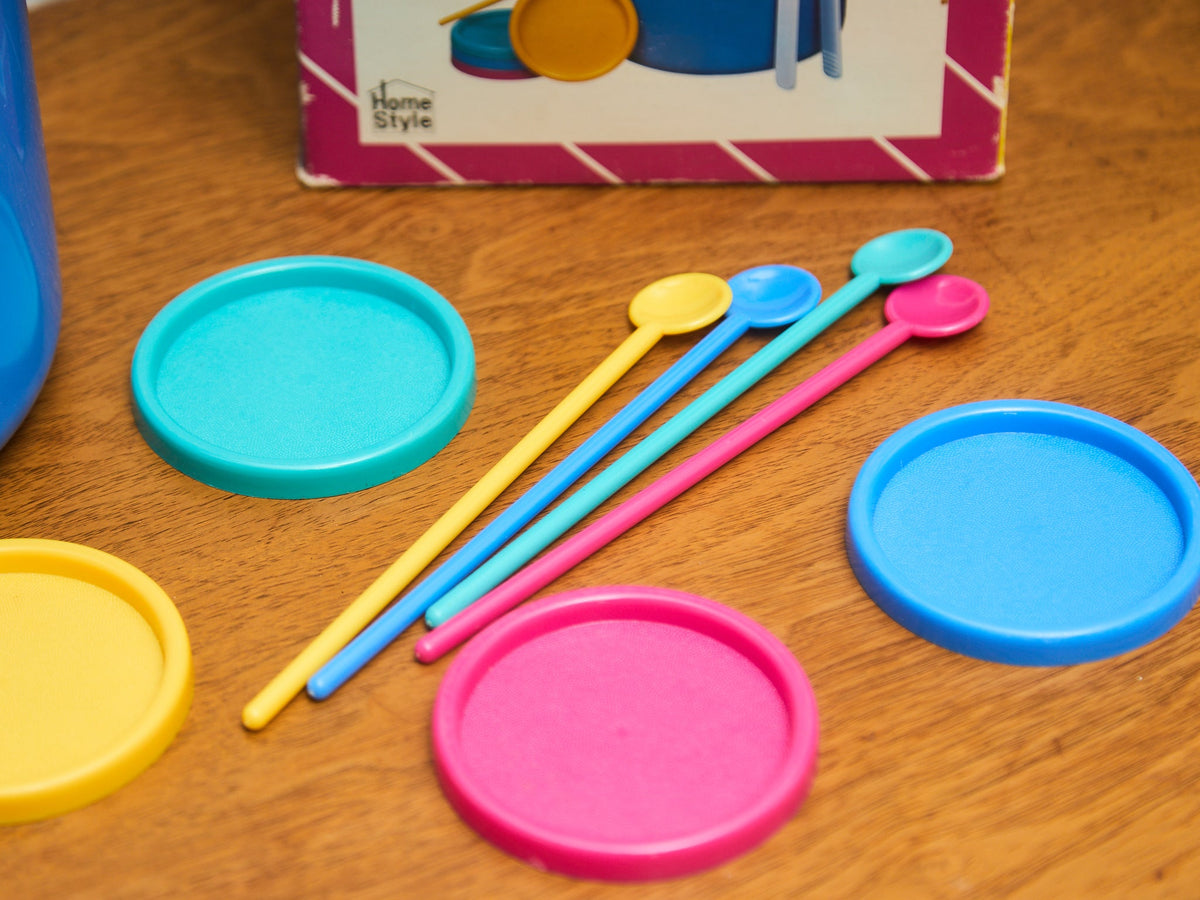 Fun post modern plastic Ice bucket with covers and straws for cups
