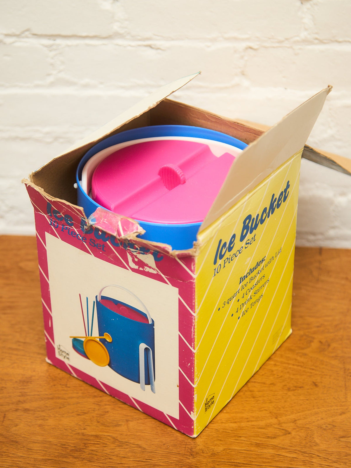 Fun post modern plastic Ice bucket with covers and straws for cups
