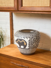 Native Shy-Yai-Zta Romero Vase Acoma Pueblo, New Mexico.