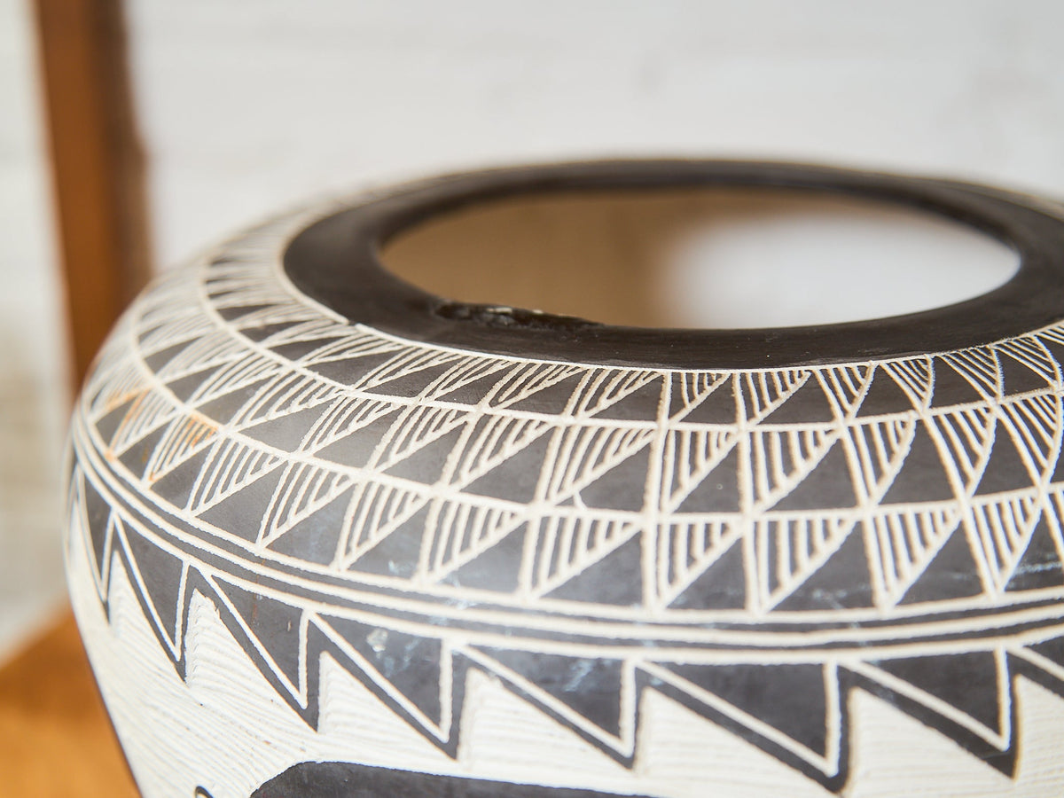 Native Shy-Yai-Zta Romero Vase Acoma Pueblo, New Mexico.