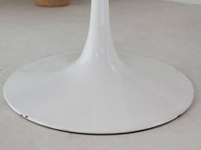 Oval 60” Daisy Dining Table