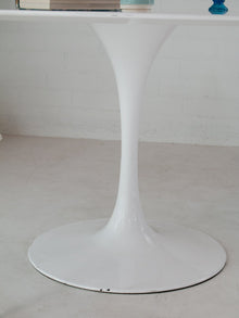 Oval 60” Daisy Dining Table