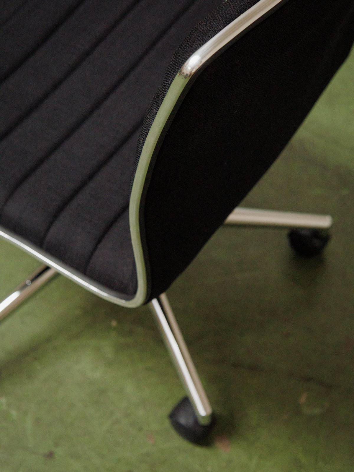 Armless Ribbed Swivel Office Chair in Black Upholstery