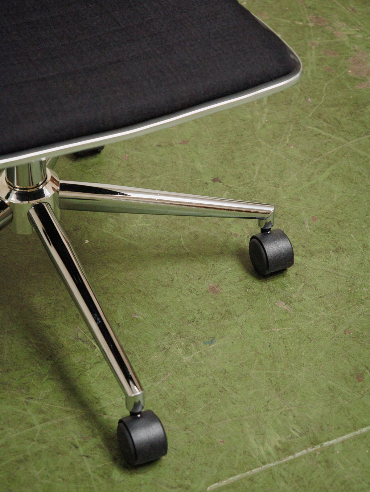 Armless Ribbed Swivel Office Chair in Black Upholstery